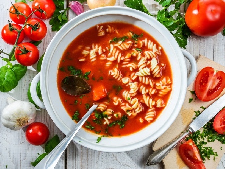 Италианска доматена крем супа със сметана, босилек и макарони - снимка на рецептата